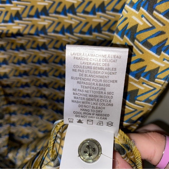 House Of Harlowe Small Button Down Collared Silky Short Sleeve Geometric Top - Picture 6 of 8